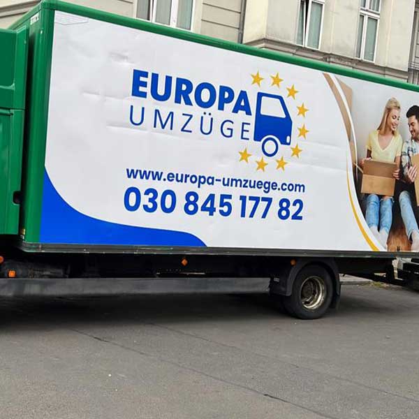 Umzugs-Lkw von Europa Umzüge mit Firmenlogo auf der Straße