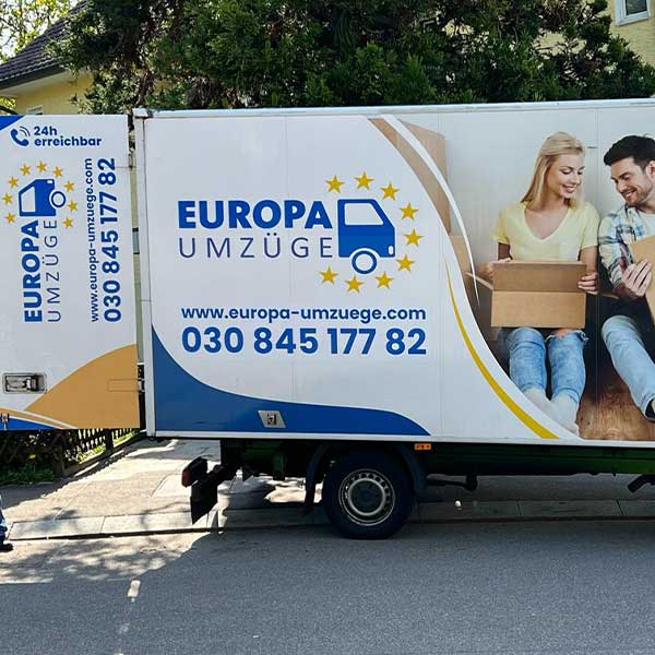Umzugsanhänger von Europa Umzüge mit der Aufschrift „24h erreichbar“