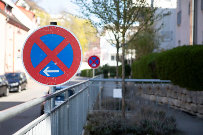 Umzugswagen parkt dank Halteverbotszone direkt vor einem Mehrfamilienhaus